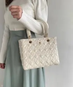 NICE CLAUP エンブレム付き ハートキル ティングバッグ ホワイト