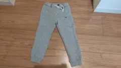グレーの長ズボン ポケット付き