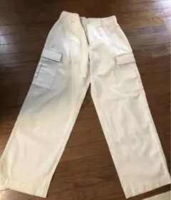 ユニクロ ワイドストレートカーゴパンツ　ホワイト　Mサイズ