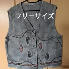 刺繍入りグレーのベスト