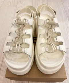 美品！UGG 最新作　ゴールデングロウ　トグル　オフホワイト 23cm 6サイズのサムネイル