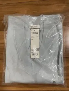 完売品！未開封！XL 水色 ユニクロ メリノシルクVネックセーターのサムネイル