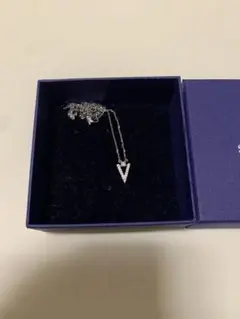 Swarovski V字型ペンダントネックレス