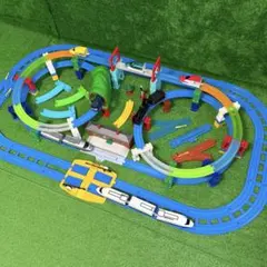 プラレール レイアウト 複線レール タワー 複線踏切 駅 トンネル 架線柱 車両