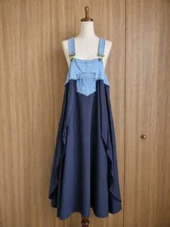デニムのコンビネーションサロペット風フレアスカート。