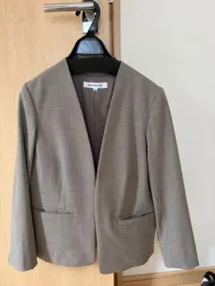 ノーカラーグレージャケットとパンツセット