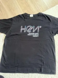 HEM黒のプリントロゴTシャツ