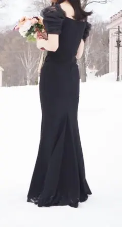 黒のオフショルダーウェディングドレス フィット＆フレア