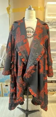 黒と赤の花柄フリルロングコート