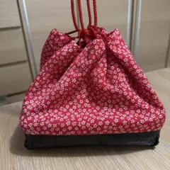 赤い花柄の巾着型和装用バッグ