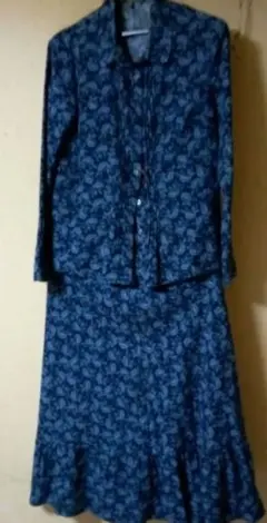 ネイビー 花柄 　ブラゥスとスカート　(ローラアシュレイ）