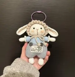 ウサギのあみぐるみ ボタン付きオーバーオール