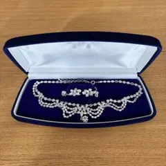 クリスタル花モチーフ　イヤリング&ネックレス　ケース付き