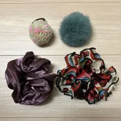 シュシュ　ボンボンヘアゴム　4点セット　ヘアアクセ　まとめ売り　ポンポン　ファー