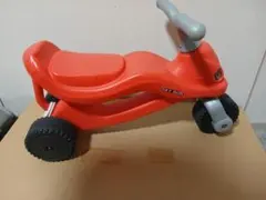 オレンジの三輪車　プラ製　軽量　ベビーおもちゃ　エコ配送選択