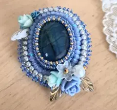 青系ビーズ装飾オーバルブローチ