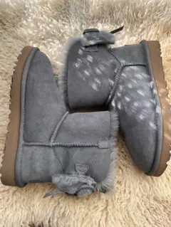UGG グレー リボン付きムートンブーツ