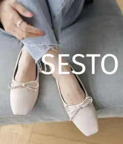 やわらかスムース素材のスクエアトゥ甲深バレエシューズ