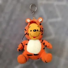 ティガーの着ぐるみを着たくまのプーさんのぬいぐるみキーホルダーのサムネイル