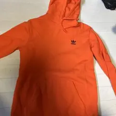 adidas オレンジ フード付きパーカー