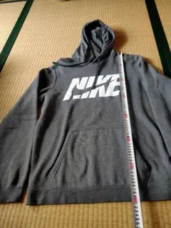 【送料無料】Nike グレー フード付きパーカー Mサイズ