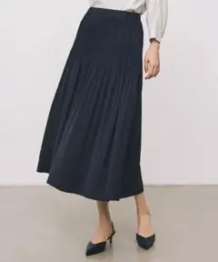 【新品未使用】自由区　ライトサテンプリーツスカート　フレア　ブラック　ミモレ丈