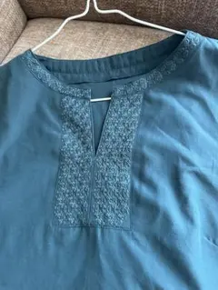 刺繍入りダークグリーンVネックシャツ