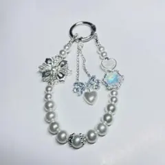 パールとシルバーの携帯ストラップ