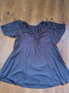 ダークブラウン フリル付きTシャツ