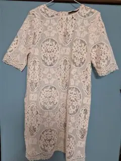 ZARAピンク ベージュ花柄レース 半袖ひざ丈ワンピース