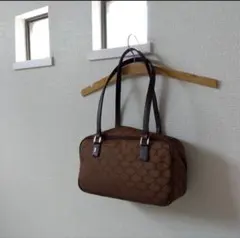 ブラウン ショルダーバッグ Rのロゴ付き