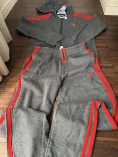 adidas ジャージ上下セット グレー/レッド　トラックスーツ　セットアップ