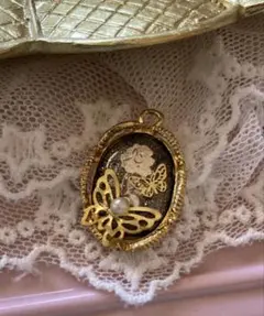 [H03] ハンドメイド　クラロリ　黒x金色　蝶と薔薇のアンティーク風ペンダント