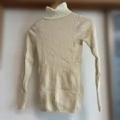 アイボリー リブ編み タートルネックニット