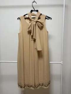 ベージュ 新品ロングワンピース　リボン付き ノースリーブドレス9号
