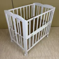 ☆除菌清掃済☆　☆美品☆　カトージ　ミニベッド　折りたたみⅡ　ホワイト　扉開閉式のサムネイル