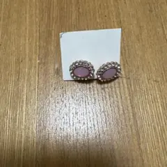 ピンクオーバル型ビーズ付きピアス