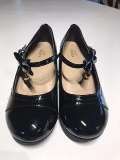 21cm パンプス　黒　エナメル調　ストラップ　チャーム付