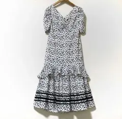 Vネックのモノトーンレトロ小花柄ひらひらティアードロングワンピース