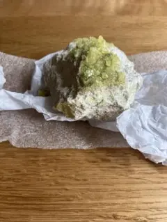黄緑色の結晶付き原石　硫黄　サルファー