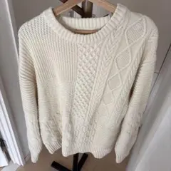 アイボリー ケーブルニットセーター