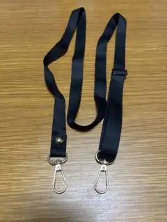 黒いスマホショルダーストラップ