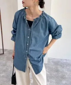 fredy emue フレディエミュ　フリルカラーデニムブラウスのサムネイル