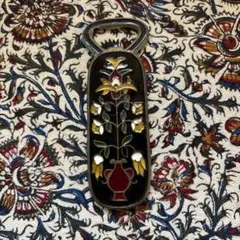 ギリシャの花模様のブロンズ栓抜き