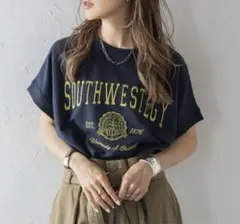 ボンジュールサガン　カレッジ刺繍ピグメントスウェットTシャツ　ネイビー