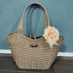 花のブローチ付き(取外し可能)ブラウンかごバッグ