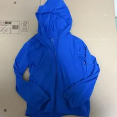 ユニクロ　エアリズムUVカットパーカー　青　140