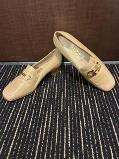 フェラガモ靴ベージュ ヒール付きローファー :サイズ6.5:24㎝ 2025年最新】Salvatore Ferragamo カラー：ベージュ系