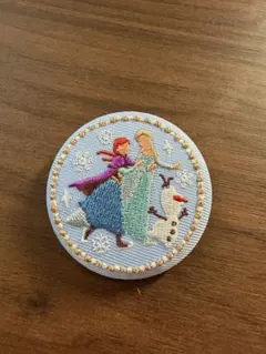 刺繍缶バッジ アナ雪