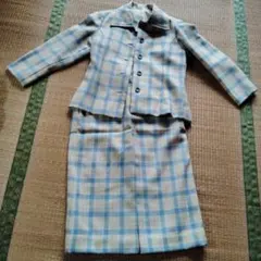 青とベージュのチェック柄スーツ